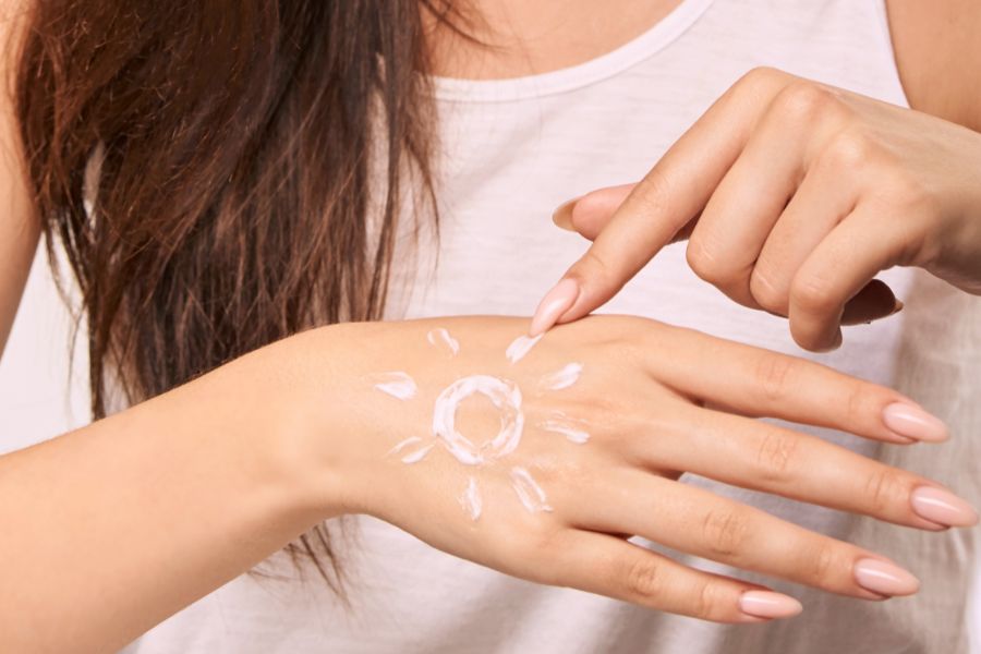 Ảnh kem chống nắng thoa trên bàn tay